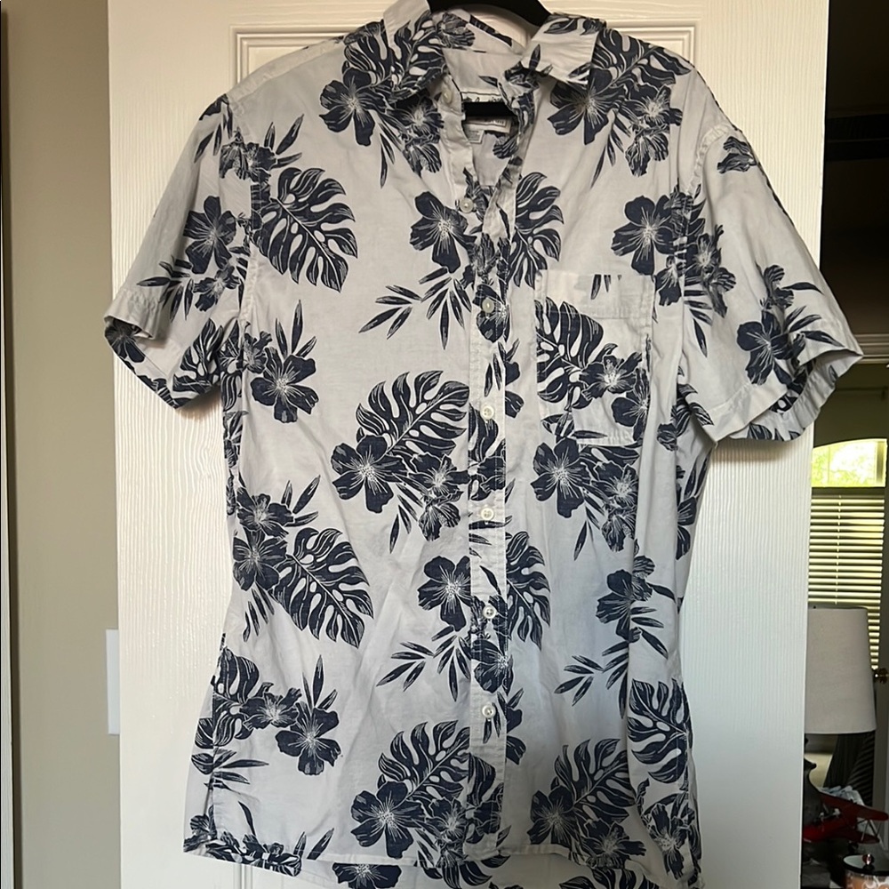 American Eagle Outfitters Men's Floral Print Shirt - Black and White